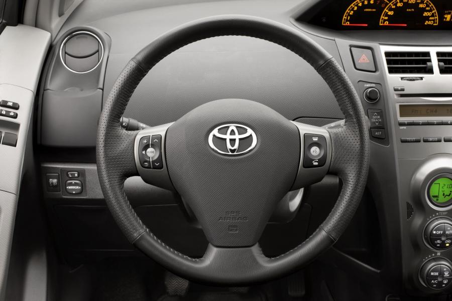  Toyota Yaris 2009 года  (фото 11 из 59)